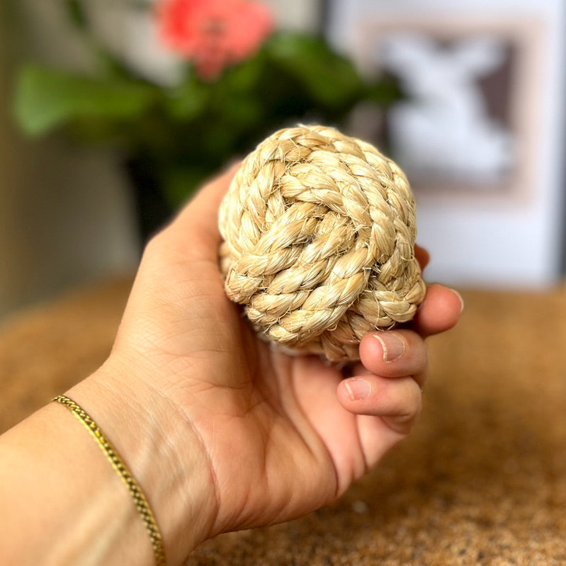 Brinquedo Bola Nó de Sisal para Coelhos e Roedores